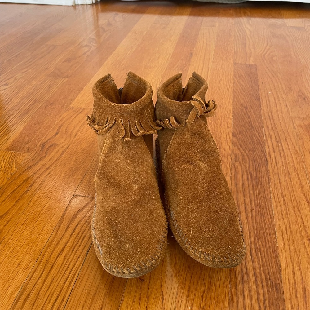 Like New Minnetonka Genuine Moccasins